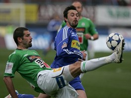 Olomouck Michal Ordo v souboji s jabloneckm Petrem Pavlkem. 