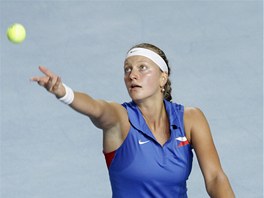 SERVIS. Petra Kvitov podv bhem prvnho semifinlovho duelu v Belgii.