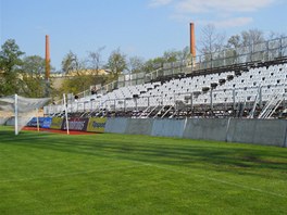 Na stadionu ve truncovch sadech vyrstaj ped zpasem se Slavi mobiln tribuny.