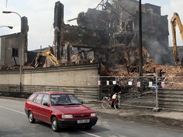 Odklzen trosek po poru v podniku Remiva v Chropyni. (15. 4. 2011)