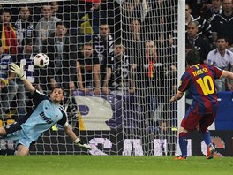 JE TAM! Barcelonsk tonk Messi promuje penaltu.