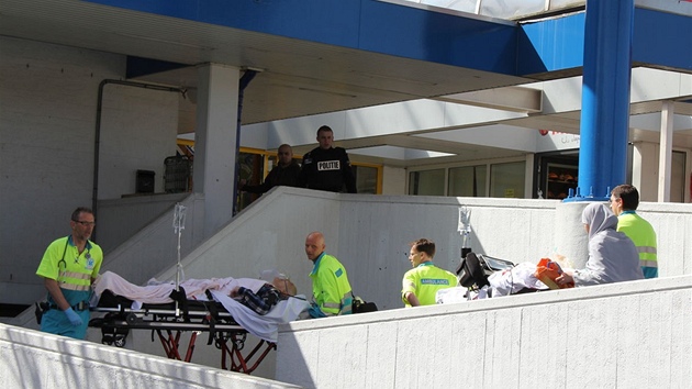 Záchranái odváejí zranné po stelb v nákupním stedisku na západ Nizozemska. (9. dubna 2011)