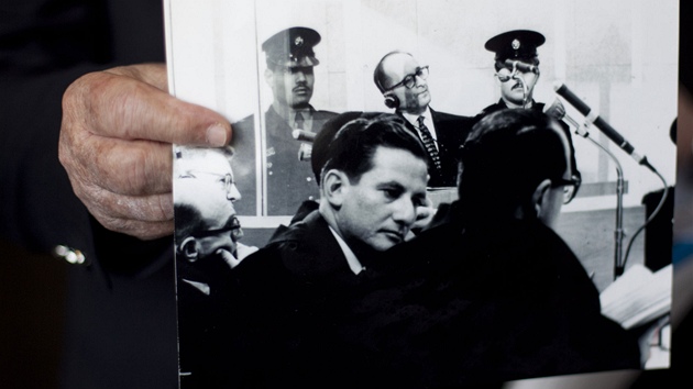 Gabriel Bach, jeden z izraelských prokurátorů, kteří před padesáti lety připravovali obžalobu Adolfa Eichmanna, ukazuje svoji podobu v době procesu. (11. dubna 2011)