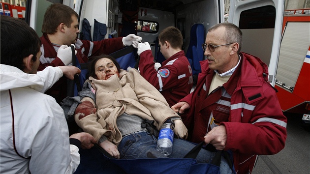 Vbuch ve stanici minskho metra nedaleko sdla prezidenta Lukaenka. (11. dubna 2011)