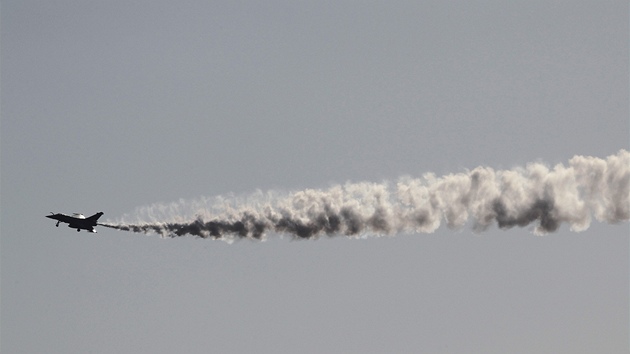 Francouzská stíhaka Rafale vypoutí palivo ped pistáním na letadlové lodi...
