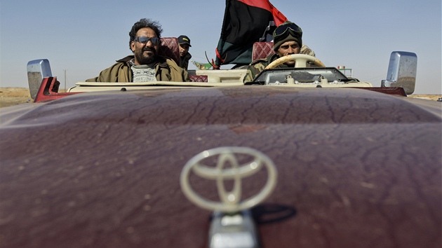 Libyjtí rebelové na silnici u Adedábíji (12. dubna 2011)