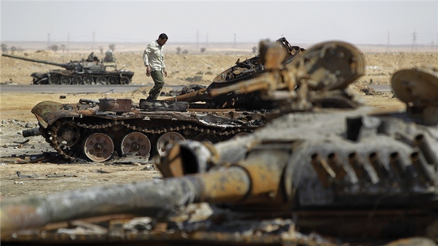 Zniené Kaddáfího tanky u Adedabíji (12. dubna 2011)