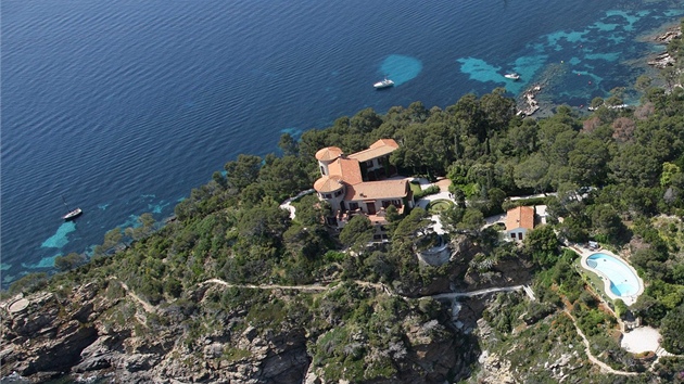 Letecký pohled na rezidenci Carly Bruniové v Cap-Négre na jihu Francie