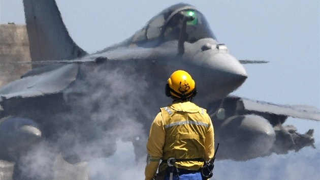 Francouzský letoun Rafale na letadlové lodi Charles de Gaulle (14. dubna 2011)