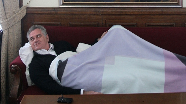 Vdce srbské opozice Tomislav Nikoli drí hladovku proti politice vlády (17. dubna 2011)