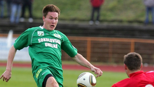 Jií Mlika ze Sokolova pekonává mladoboleslavského brankáe Jana edu.