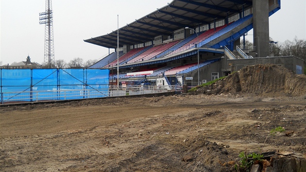 Bourání starých tribun na fotbalovém stadionu ve truncových sadech v Plzni