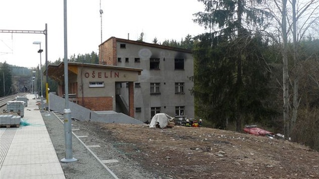 Vyho�elý byt nádra�ní budovy v O�elín�, kde se p�i po�áru zranily dv� d�ti