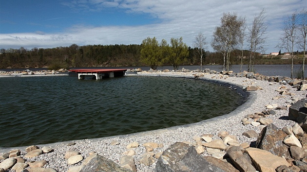 Koupací jezírko v novém sportovním a rekreačním centru u Borské přehrady v Plzni