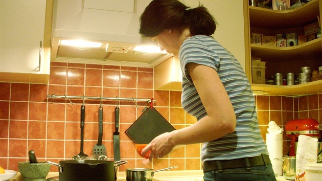 Lenka Po�árová v akci ve své kuchyni