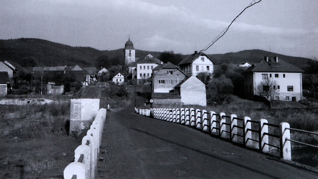 Zahrádka, která v sedmdesátých letech ustoupila stavbě Želivské přehrady, ožívá například při tradičních zahrádeckých poutích. Na kostele, který jako jediná stavba zůstal, však chybí zvon. To by se mělo změnit.