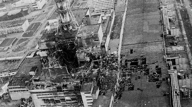 Poniená jaderná elektrárna v ernobylu na snímku z kvtna 1986 