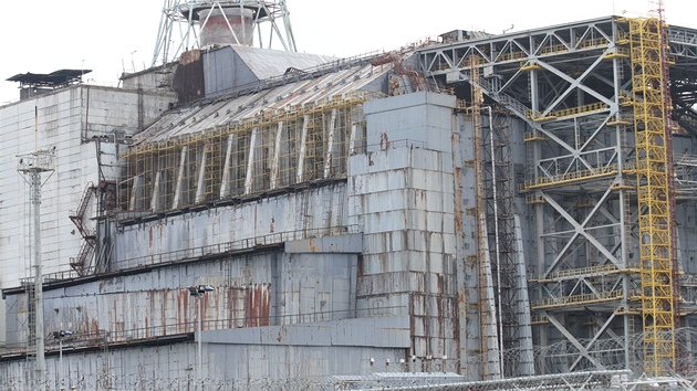Sarkofág chránící poniený tetí blok elektrárny v ernobylu