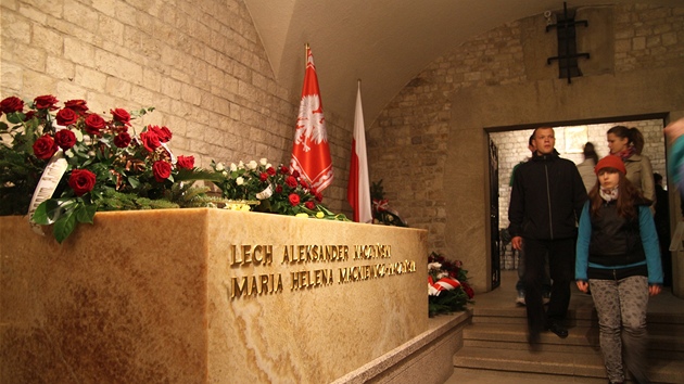 Hrob man�el� Kaczynských na hrad� Wawel v Krakov�