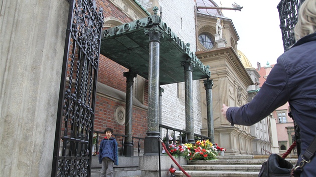 Vstup do krypty na hrad Wawel v Krakov, kde je pohben Lech Kaczynski