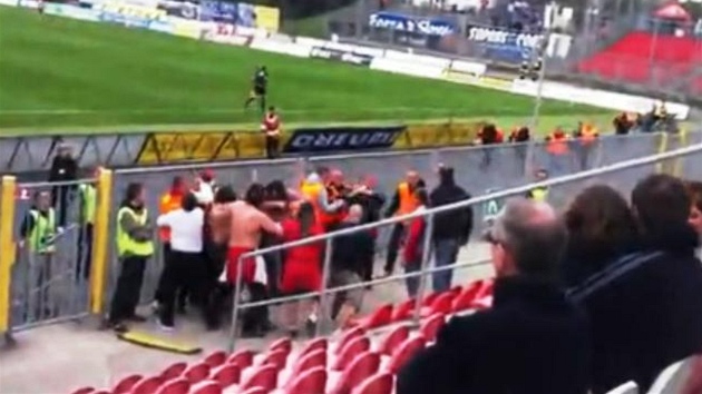 Zamstnanec bezpenostní agentury One security napadl na stadionu na Srbské v Brn fanouka Zbrojovky.