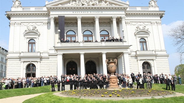 Herci, pátelé i píznivci se v Mahenov divadle v Brn rozlouili s hercem Ladislavem Lakomým, který ve vku 79 let podlehl tké nemoci.