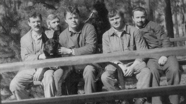 Vladimír Boek (tetí zleva) na kurzu pro psovody v roce 1991 v Liov