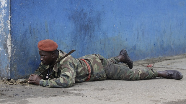 Voják věrný Alassanemu Ouattarovi v Abidžanu (11. dubna 2011)