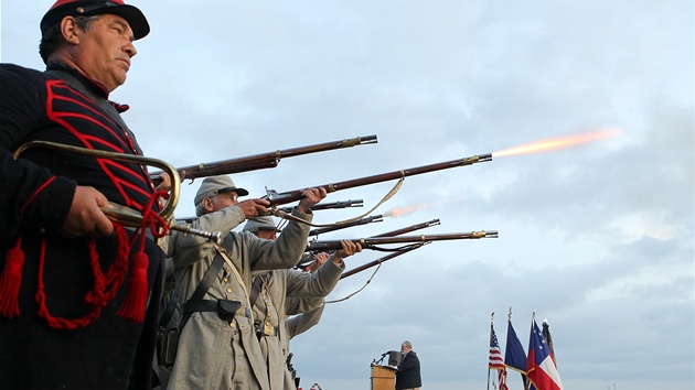 Úastníci rekonstrukce bitvy u Fort Sumter stílí (11. dubna 2011)