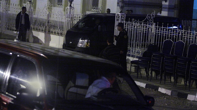 Konvoj voz piváí k soudu v arm a-ajchu Mubarakovy syny (13. dubna 2011)