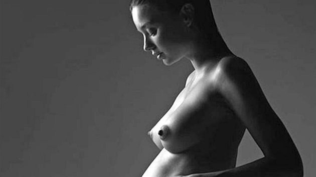 Těhotná modelka Miranda Kerrová (2010)