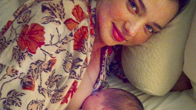 Modelka Miranda Kerrová poprvé ukázala svého syna Flynna (2011).