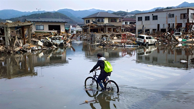 Zaplavené ulice japonské Kesennumy msíc po niivé vln tsunami. (11. dubna 2011)
