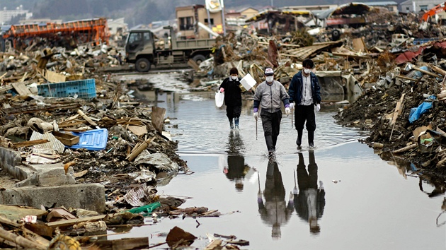 Stále zaplavené ulice japonské Kesennumy msíc po niivé vln tsunami. (11. dubna 2011)