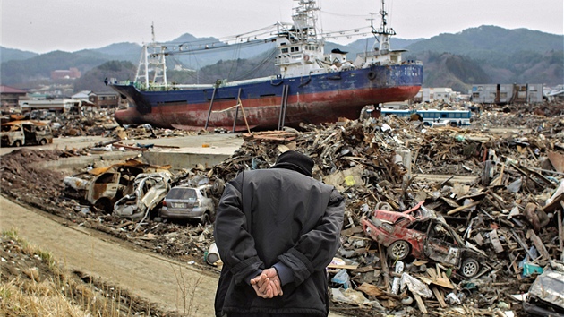 Pístav v japonské Kesennum msíc po niivé vln tsunami. (11. dubna 2011)