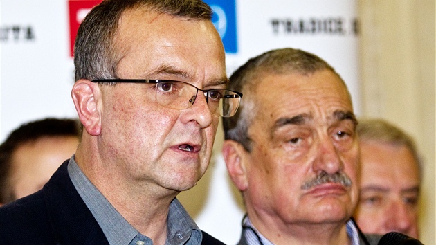 Miroslav Kalousek a Karel Schwarzenberg (9. dubna 2011)
