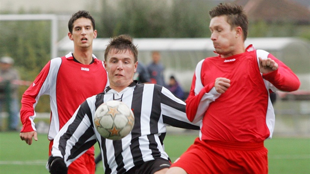 Fotbalov utkn Pelhimov vs. Otrokovice (v ervenm). (18. jna 2009)