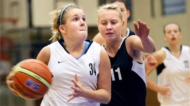 Karlovarská basketbalistka Karolína Maleková (v bílém) pi utkání s BK Petralka Bratislava. (29. záí 2010)