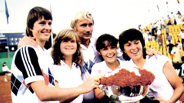 Vítzství v Curychu 1983. Tehdy se Fed Cup odehrál za týden na jednom míst. Zleva slaví Helena Suková, Hana Mandlíková, nehrající kapitán Jan Kukal, Iva Budaová a Marcela Skuherská.