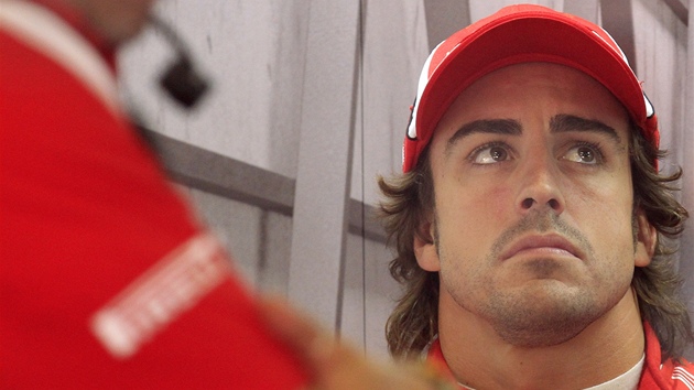 BYLO NCO PATN? Fernando Alonso sleduje, jak se mní poadí v prvním tréninku na Velkou cenu íny F1. jeho jméno se nahoe neobjevilo.