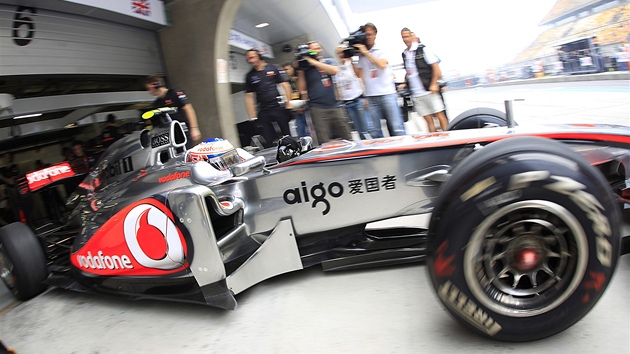 ZÁHADA KERS. První trénink na GP íny ukázal, e stáj McLaren má se svým pomocným zaízením problémy. Pehívalo se i Jensonu Buttonovi.
