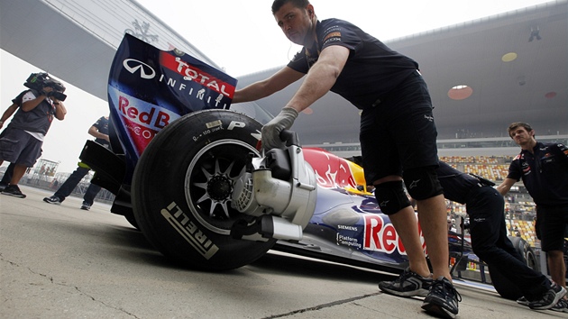 KLIDN ZAPARKUJTE. Takový pokyn mohli dostat mechanici stáje Red Bull, její vozy byly v tréninku na GP v ín nejrychlejí, a vítzný Sebastian Vettel mohl plku klidn vypustit.