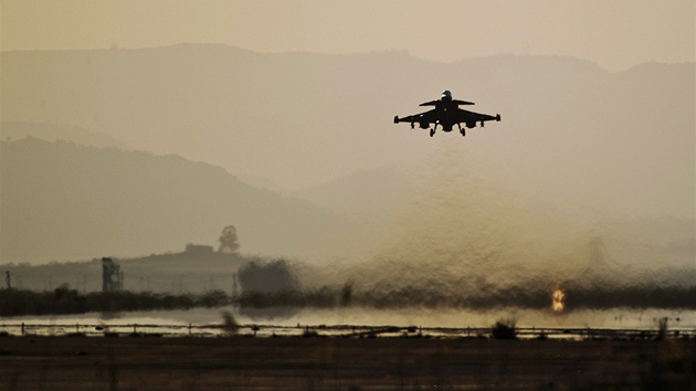 �védský letoun JAS-39 Gripen startuje nad Libyi