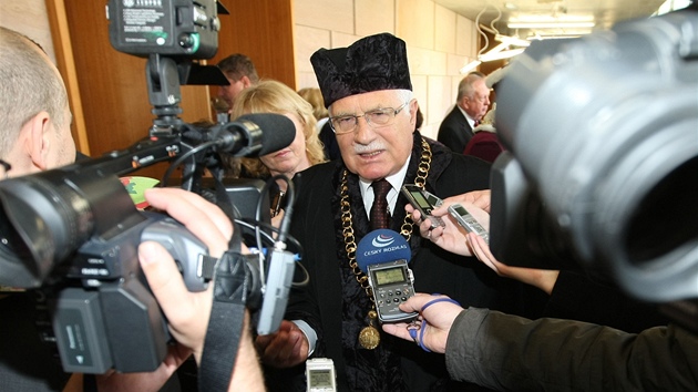 Prezident Václav Klaus p�i p�edání �estného doktorátu na VUT v Brn�