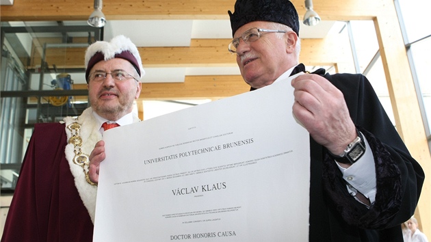 Prezident Václav Klaus pi pedání estného doktorátu na VUT v Brn