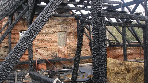 Vyhořelý dům ve Rtyni v Podkrkonoší