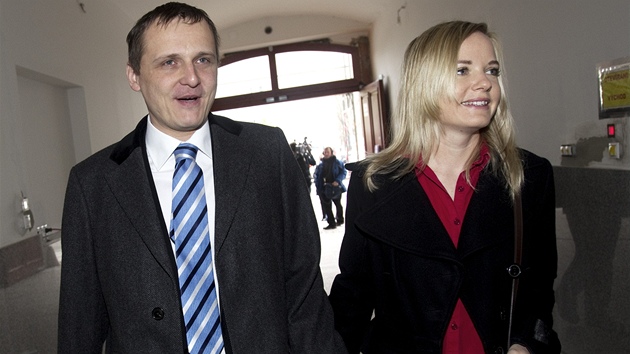 Vít Bárta a Kateina Klasnová picházejí na jednání poslanc VV.