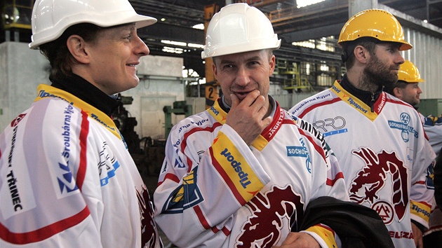 NOVÉ HELMY. Hokejisté (zleva Luká Zíb, Jan Peterek a Radek Bonk) vymnili své helmy za ochranné pilby elezá