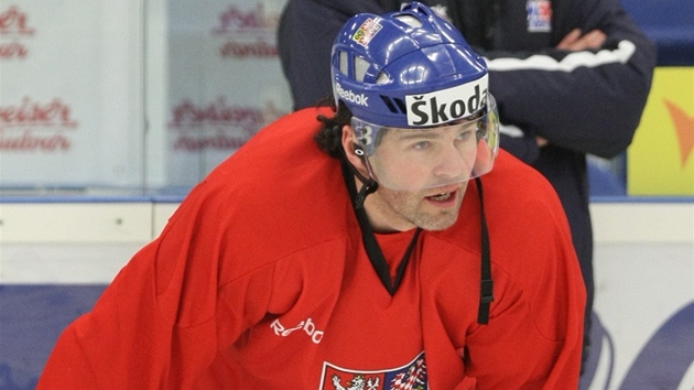 HVZDA A KOU. Za Jaromírem Jágrem stojí trenér eské reprezentace Alois Hadamczik