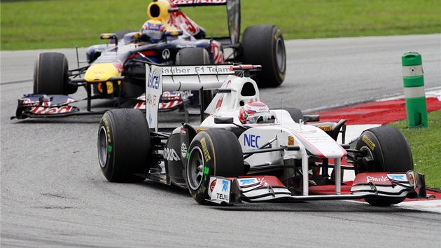 Kamuj Kobajai z týmu Sauber se jet drí ped Markem Webberem s vozem Red Bull.
